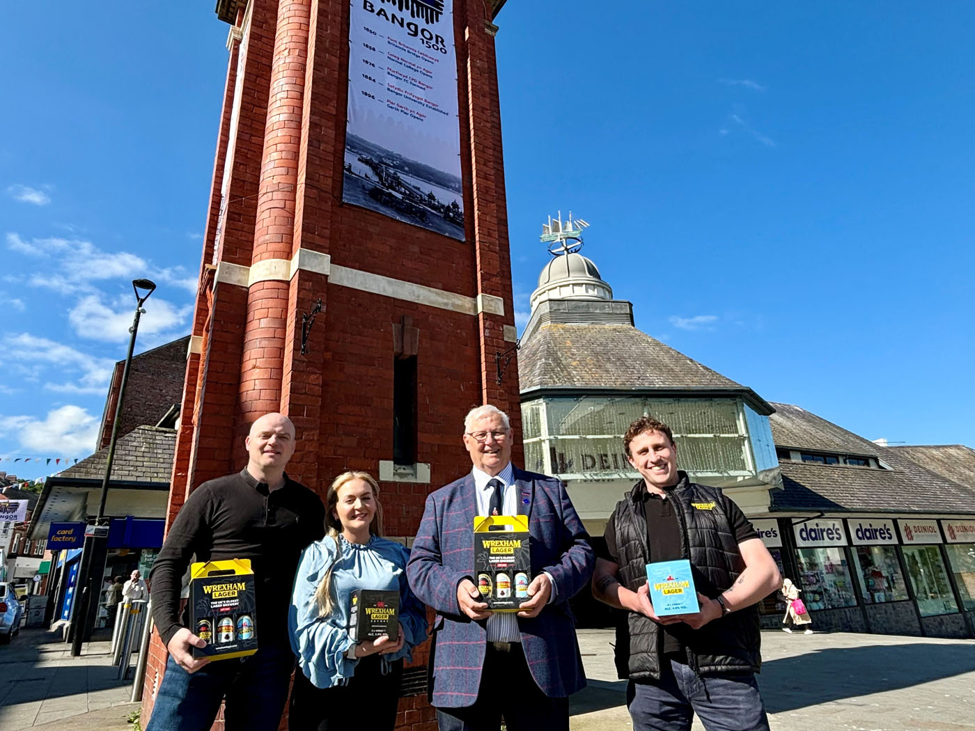 Mae Wrexham Lager yn falch o noddi Parêd Milwrol Bangor