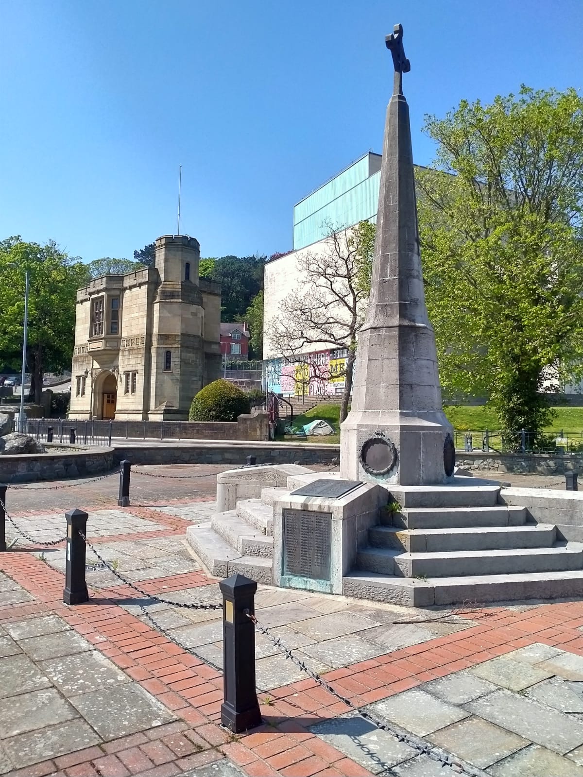 Yn y llun gwelir y Gofeb Ryfel, maes parcio Glanrafon, Bangor.